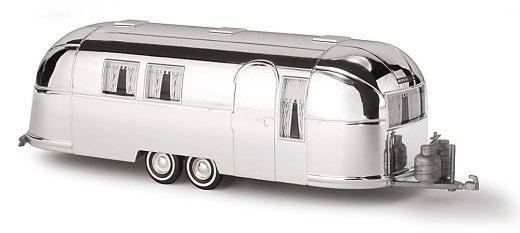 Busch 44982 US Airstream Wohnwagen mit Gardinen und Anhängerkupplung - silber