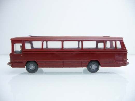 Wiking H0 Mercedes Bus in rot mit Fahrer