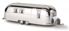 Busch 44982 US Airstream Wohnwagen mit Gardinen und Anhängerkupplung - silber