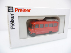 Preiser 35011 H0 MB O 309 Feuerwehr Einsatzleitwagen rot mit Fahrer und Dachgepäckträger