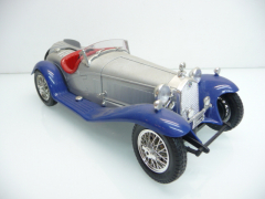 Alfa Romeo 2300 Spider 1932 in silber / blau - Bburago 1:18