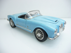 Lancia Aurelia B24 Spider 1955 aus Italien in hellblau - Bburago 1:18